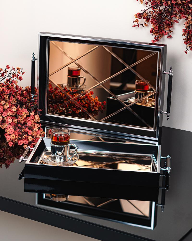 صينية خشبية بقاعدة عاكسة، لون فضي أسود حجم كبير, الأبعاد 44x31 سم